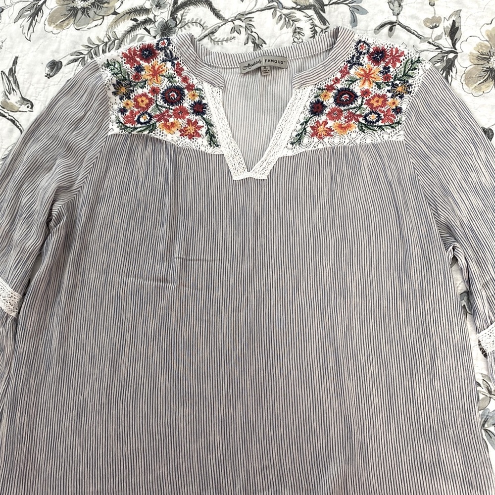 ABSOLUTELY FAMOUS PEASANT STYLE BLOUSE-White/Blue Stripe w/lace floral Size XL